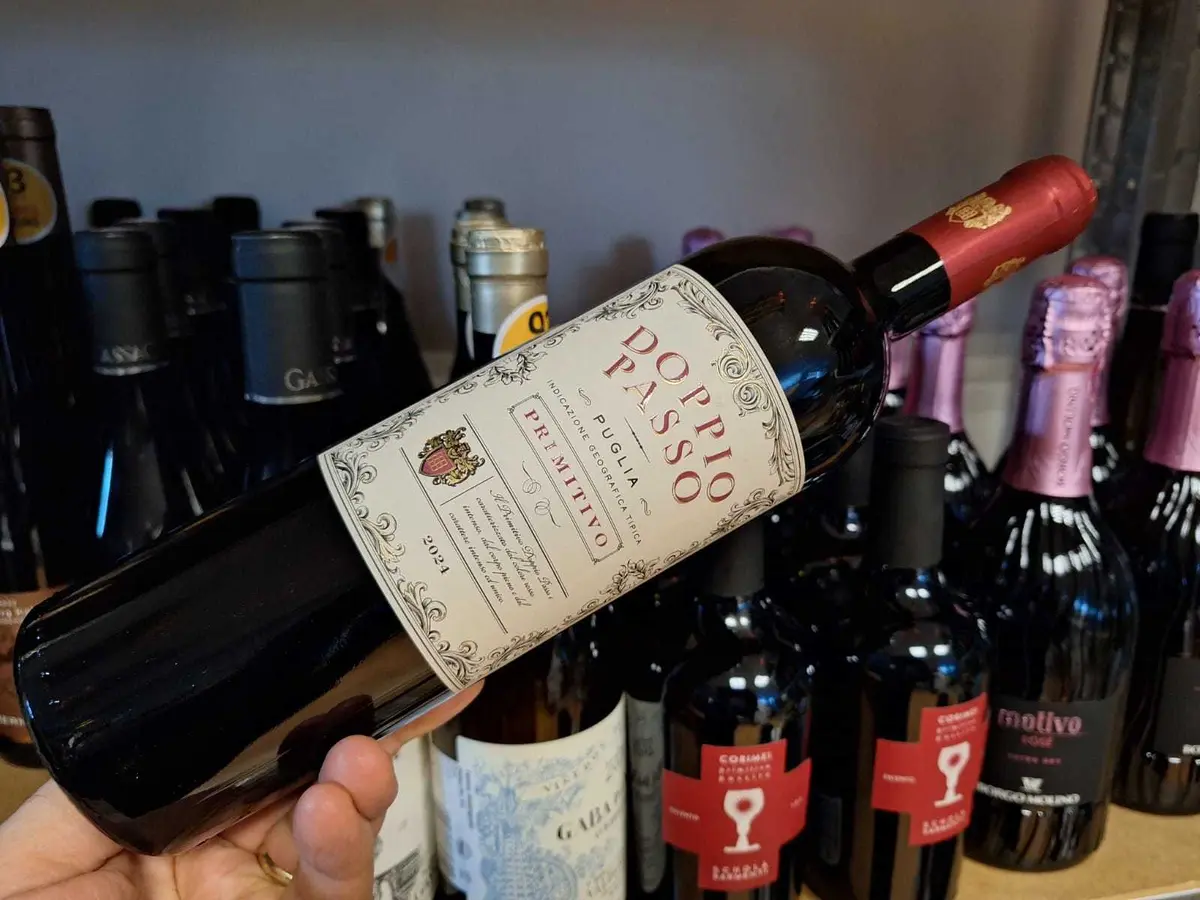 Puglia, în pahar: vin roșu expresiv, cu arome de fructe coapte și cacao