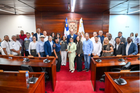 Alcaldia de Santiago reconoce a médicos graduados de la UASD en 1982 por sus 44 años de trayectoria   .