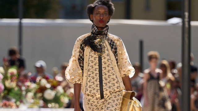 Giovanni Raspini x Antonio Marras, gioielli in passerella Giovanni Raspini x Antonio Marras, maxi gioiello in bronzo e piume per la SS27