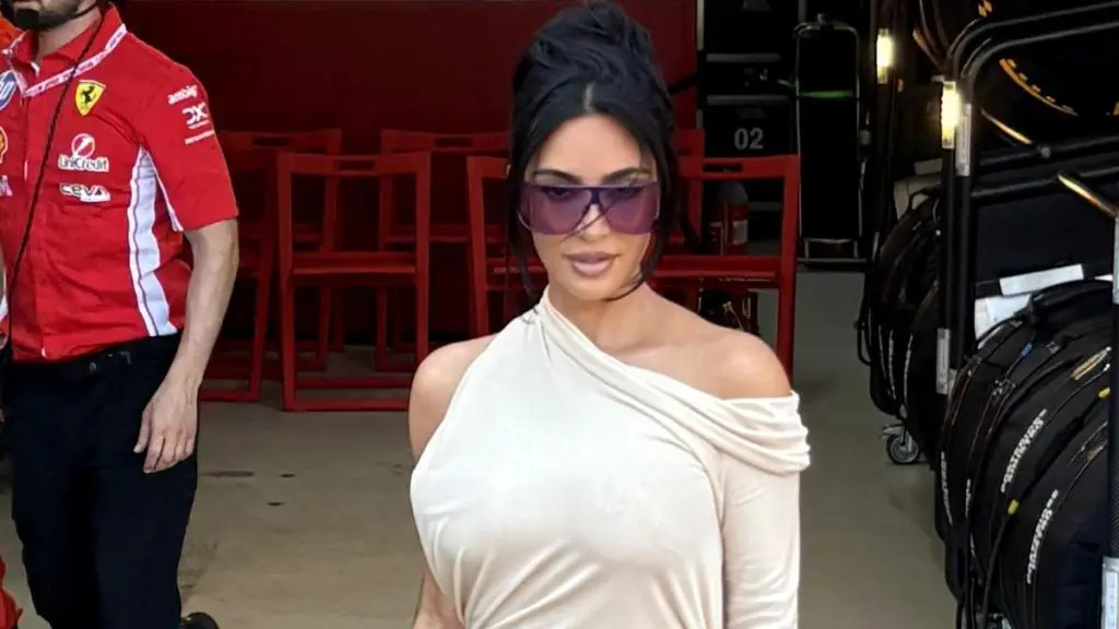 Rochia lui Kim Kardashian de la Monaco ținută de un singur fir.