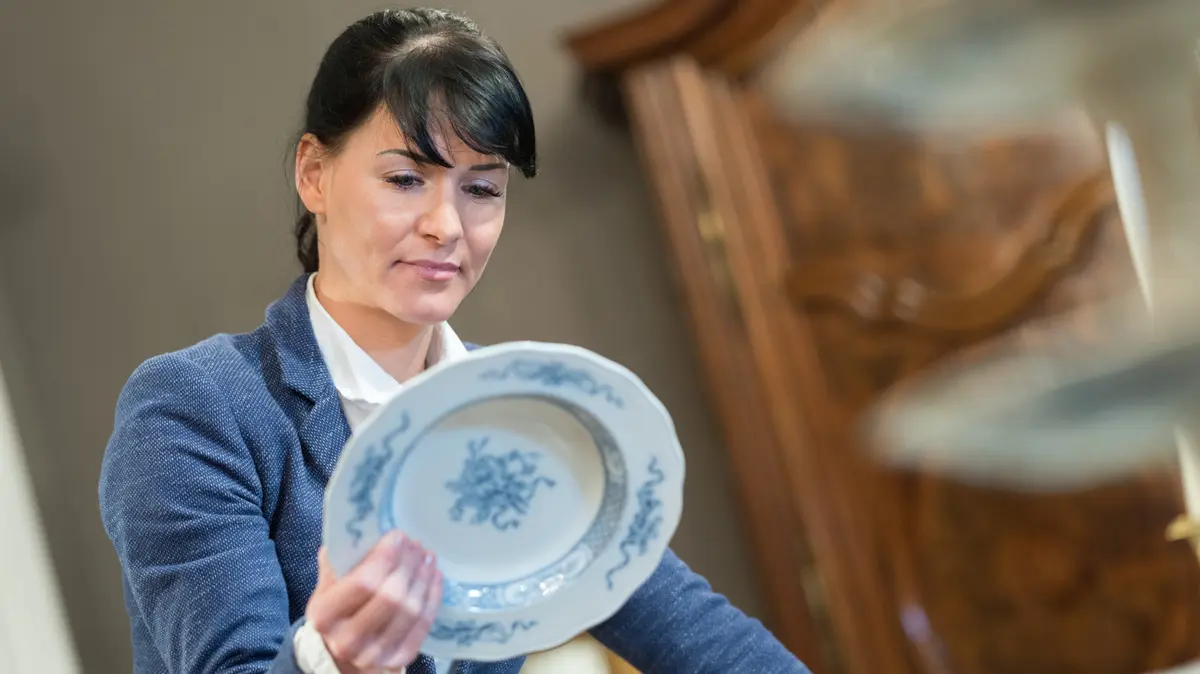 Femeia transformă farfuriile vechi în soluții elegante de depozitare, folosind mânere de ușă.