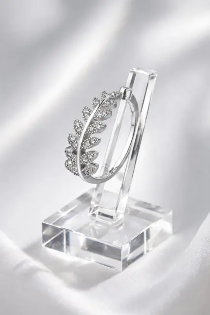 silver leaf ring display.webp