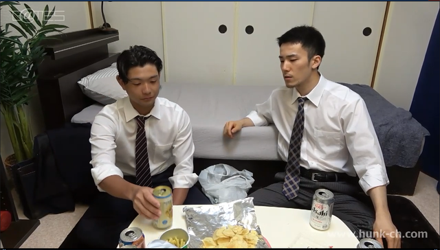 (正装)办公职员被上司威胁只好拔出大屌喂饱上司