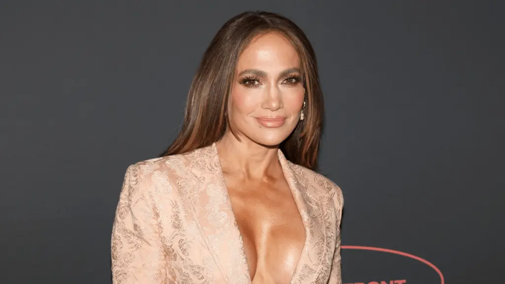 Jennifer Lopez sfidează vârsta în rochie îndrăzneală