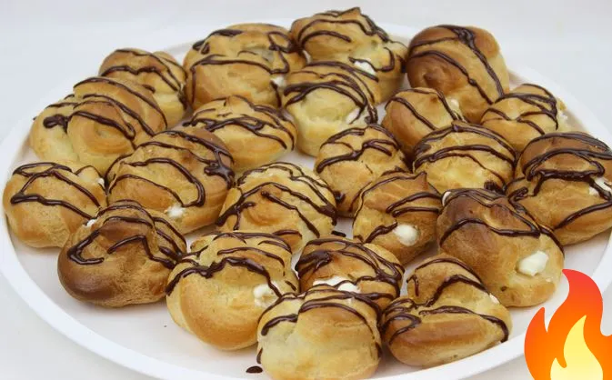 Фото Профитроли со взбитыми сливками