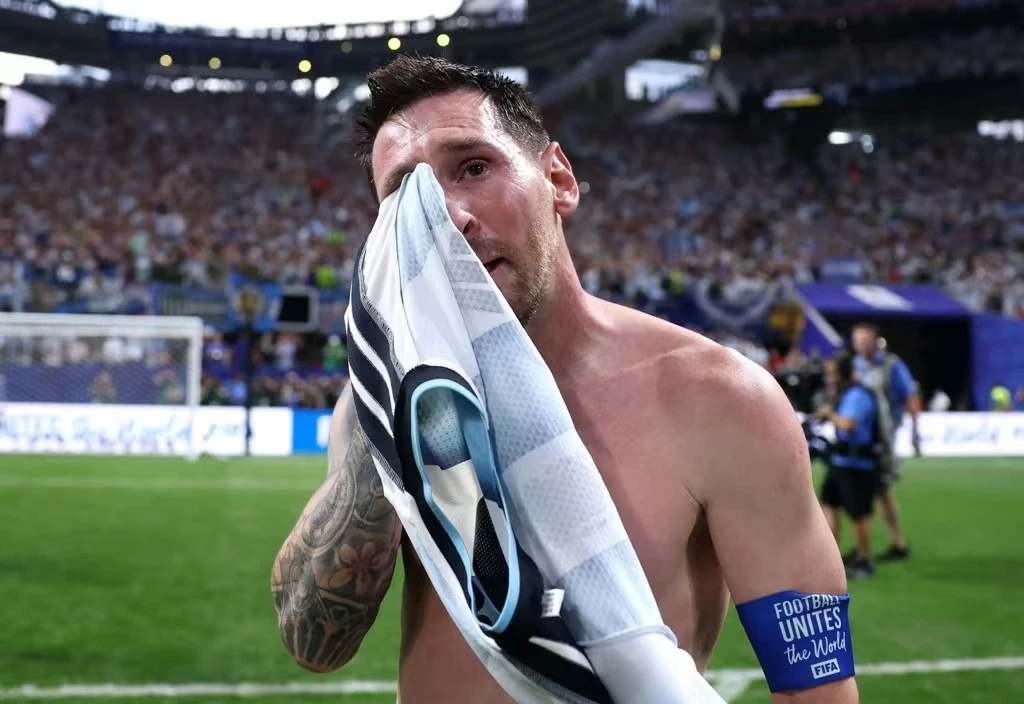 Messi bật khóc sau màn lội ngược dòng của Argentina tại World Cup