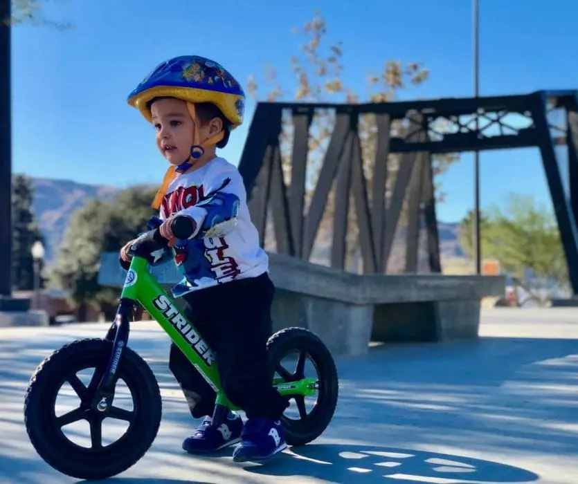 Cum învață copiii să meargă pe bicicletă într-o singură după-amiază?