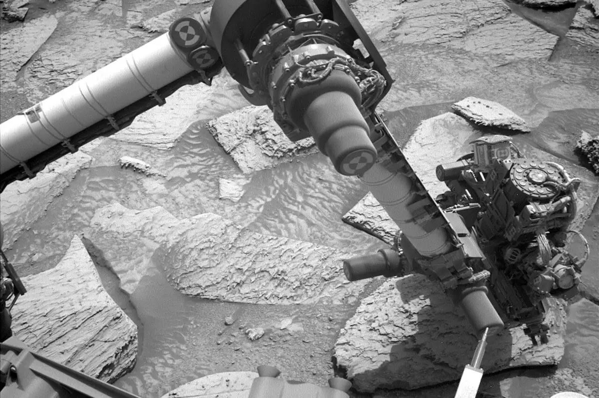 Mars Rover's Rocky Encounter