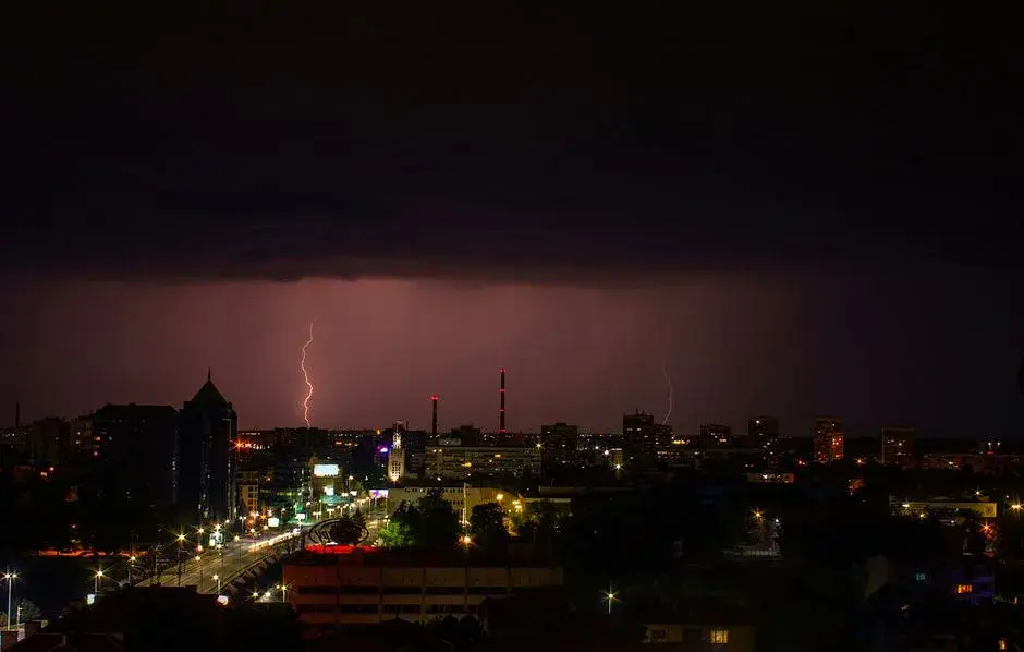Bucureștiul, sub asediul caniculei și furtunilor: Avertizări meteo între 17 și 19 iulie