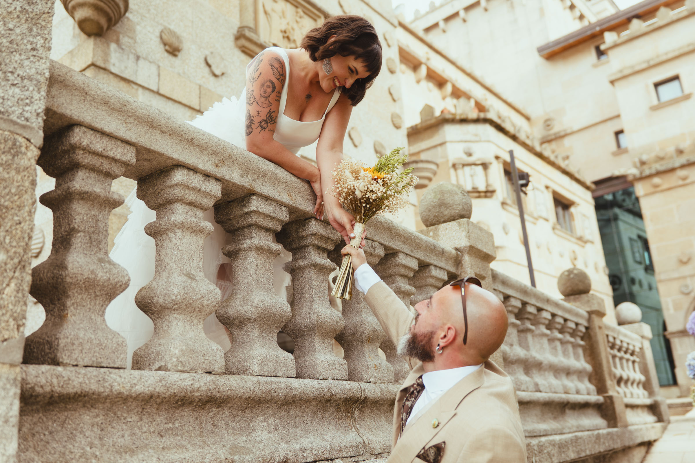 Pareja disfrutando de una sesión de fotos de boda guiada de forma natural
