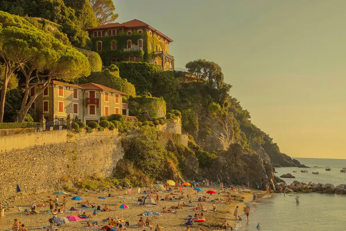 Poarta liniștită către farmecul Cinque Terre