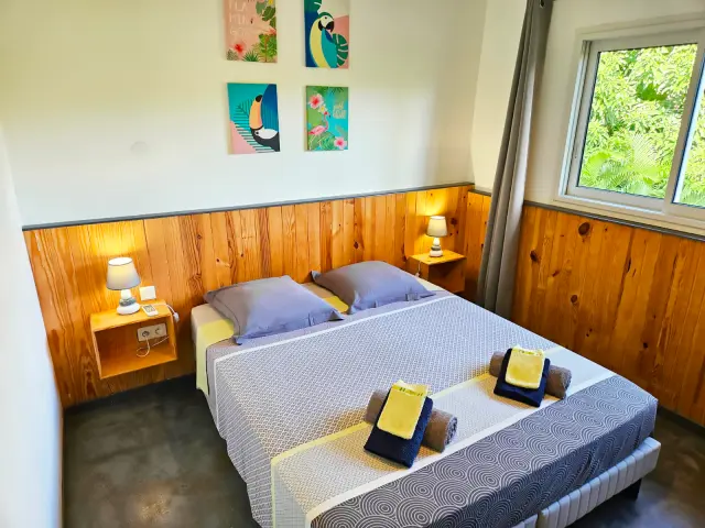 Chambre à la décoration épurée et moderne