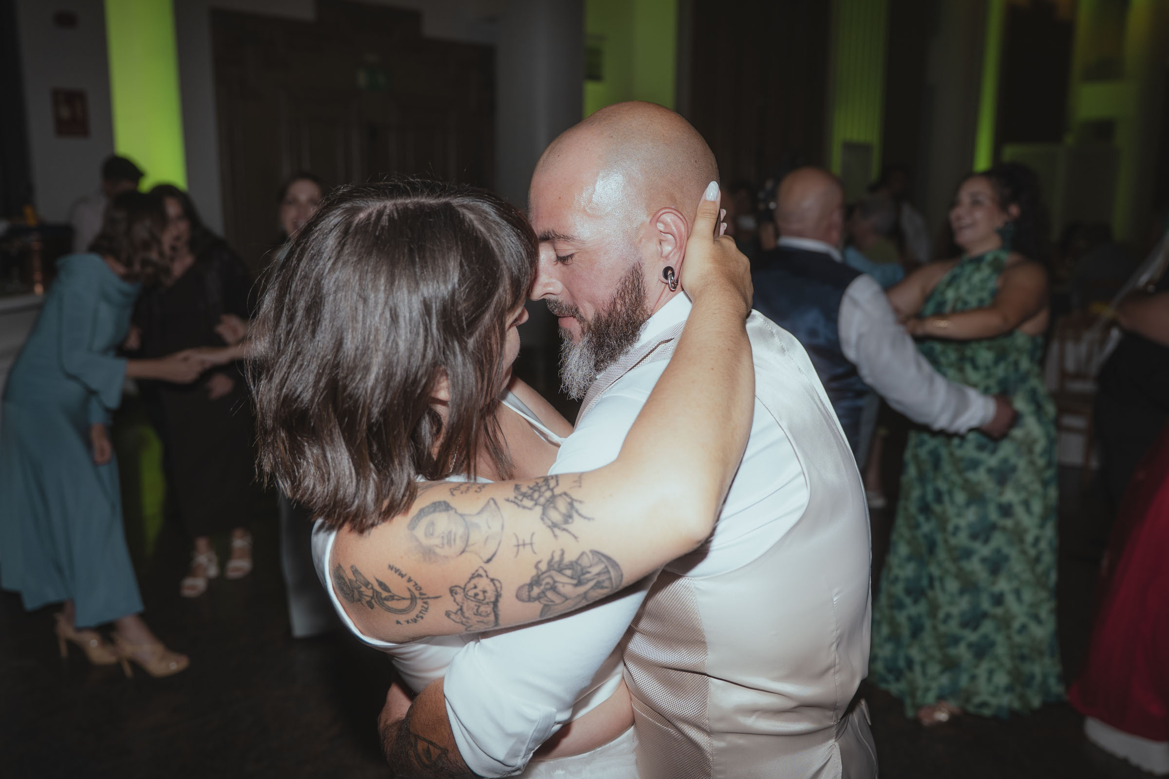 Reportaje de fotografía de boda en Galicia capturando la emoción, el baile y la diversión durante la fiesta final