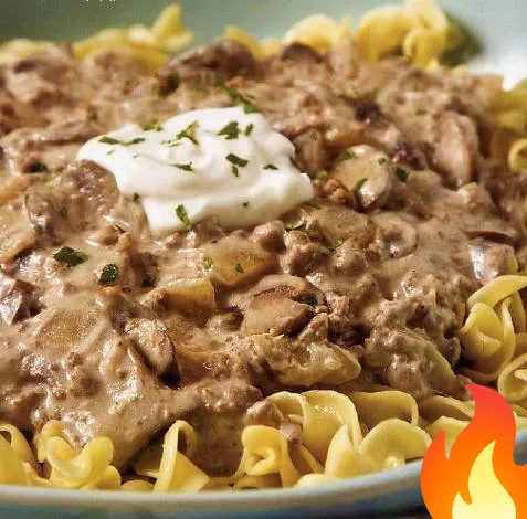 Постер Лапша с грибами и мясом по-строгановски