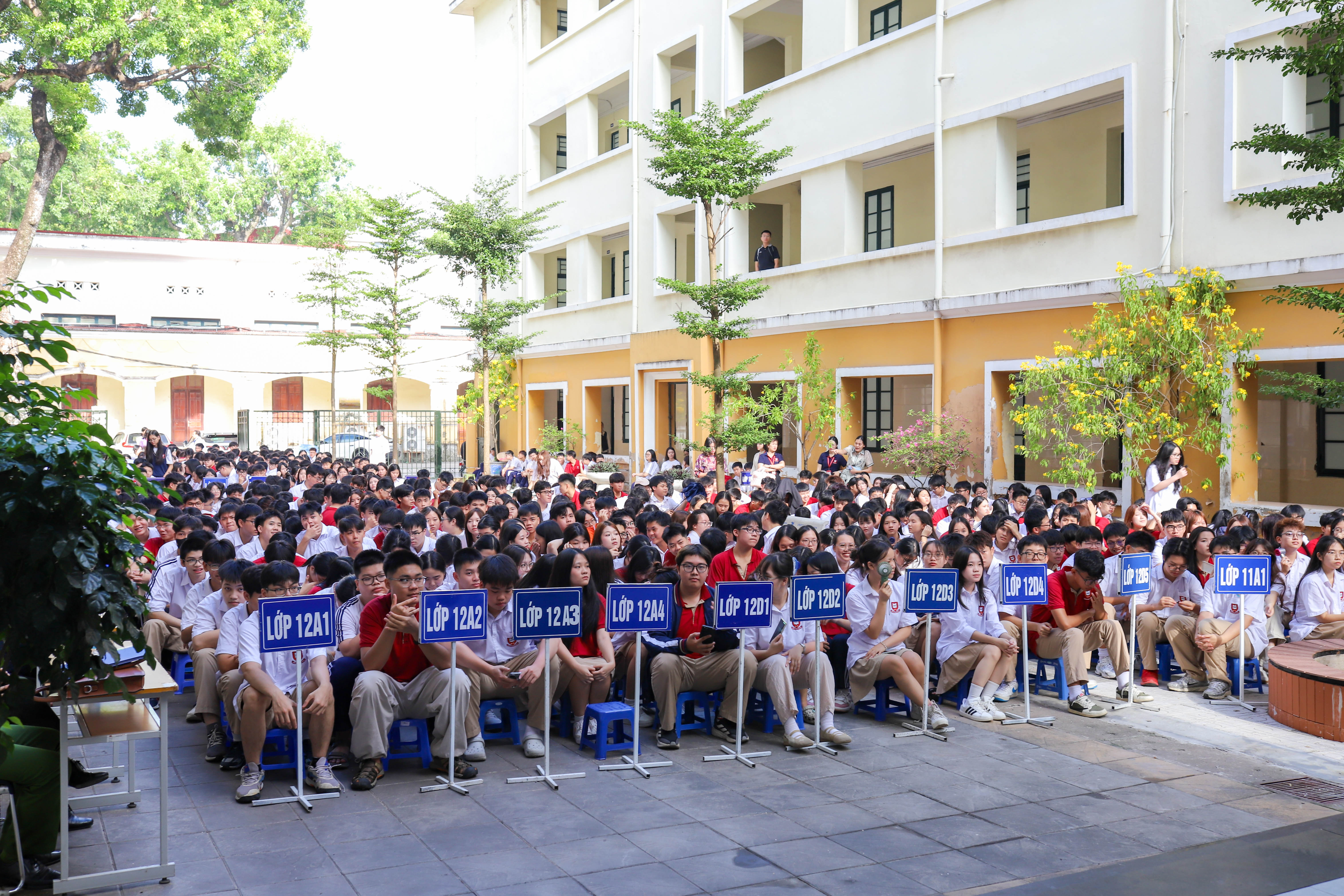 Sinh hoạt dưới cờ HES 3