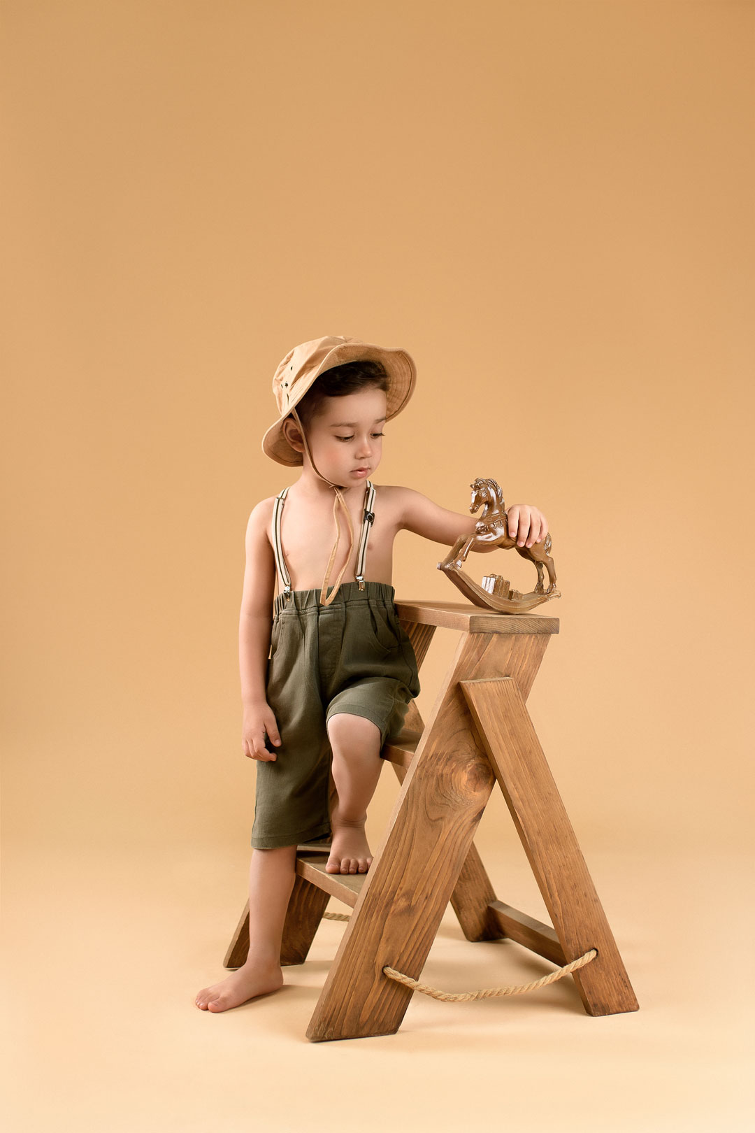 پرتره کودک مشهد با ترکیب‌بندی مینیمال و پس‌زمینه ساده - نویسا