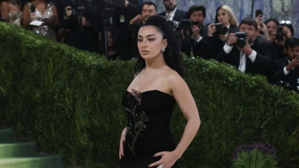 Topiul de bikini de la Charli XCX provoacă o tulburare
