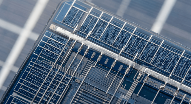 Primo piano di una cella di pannello solare avanzata che mostra i dettagli intricati della tecnologia.