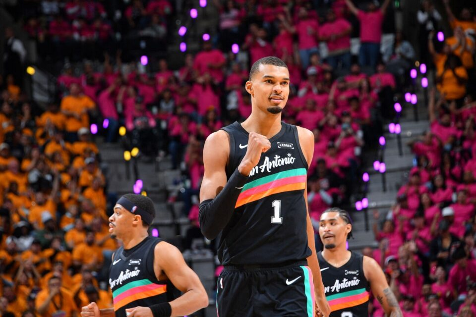 Illustration - Wembanyama favori pour le titre de meilleur défenseur NBA, le géant aux racines africaines réécrit l'histoire