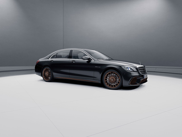 Немецкий премиум-бренд Mercedes-AMG прощается с двигателем V12, и выбрал для этого роскошный седан S 65. Данная модель также более производиться не будет – об этом прямо говорит приставка Final Edition в названии. А мотор V12 отныне остается прерогативой исключительно моделей Mercedes-Maybach.Двигатель V12: роскошные проводы от Mercedes–AMG
Двенадцатилитровый M279 с двойным турбонаддувом был впервые запущен в серийное производство с моделью R231 SL65 AMG. Он был создан на базе двигателя M275 предыдущего поколения, но был значительно переработан и улучшен. Мотор позволяет автомобилю развивать мощность в 630 л.с. при феноменальном крутящем моменте в 1000 Нм. Несмотря на «долгую историю успеха», прощаться с V12 стали еще два года назад: в 2017-м было остановлено производство модификации G 65, а теперь пришла очередь и S 65.

Однако Mercedes-AMG S 65 Final Edition – настоящая вершина инженерного искусства, достойное окончание долгой истории 6-литрового двигателя V12 biturbo. Как и полагается автомобилям такого уровня, каждый двигатель собран вручную. Один двигатель-один человек. Принцип, достойный самых великих автомобильных марок.

Седан Mercedes–AMG S 65 Final Edition и его характеристики
Специальная версия входит в самом ограниченном количестве – всего 130 экземпляров. Такой автомобиль станет потрясающей находкой для коллекционеров и тех, кто испытывает особо теплые чувства к двигателям V12.

Модель S 65 Final Edition имеет безукоризненно стильный внешний вид и широкий набор стандартного оборудования. Поистине уникальное сочетание производительности и статусной внешности. Редчайший автомобиль, созданный по самым высоким стандартам Mercedes-Benz. Его особые визуальные отличия – черная глянцевая окраска, 20-дюймовые многоспицевые диски, декоративные элементы в бронзовом цвете и эмблема AMG на матовой центральной стойке. Отделка выхлопной трубы в глянцевом черном цвете обеспечивает роскошный вид с заднего ракурса.

Эксклюзивная роскошь продолжается и в салоне автомобиля Mercedes-AMG S 65 Final Edition. Чёрная кожа Nappa с контрастной прострочкой медного оттенка дополняется элементами из углеродного волокна. На передней панели можно увидеть характерный шильдик «1 из 130», ну или с другим числом – смотря, как оперативно Вы сделаете заказ автомобиля. Вставка на руле также говорит об избранности: подпись S 65 Final Edition. В некоторых других местах в салоне авто также есть визуальные акценты AMG.Эксклюзивная, «финальная» модель получила по-настоящему богатое оснащение, к которому можно мало что добавить. Обратите Ваше внимание на раздельные задние сиденья с 12 электроприводами, панорамную крышу Magic Sky Control, подстаканники с регулировкой температуры и другие признаки роскоши в автомобиле.

Напомним, мотор V12 6.0 работает в паре с семиступенчатым «автоматом» AMG Speedshift Plus, за счет чего уверенно разгоняет заднеприводный седан до 100 км/ч за 4,2 с. Максимальный предел скорости ограничен электроникой на отметке в 250 км/ч, но пакет опций позволяет повысить его до 300 км/ч.