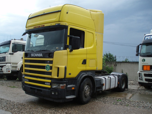 Итак, прежде всего, к грузовику, относящемуся к четвертой версии Scania 124, привлекает общий внешний вид. В глаза моментально бросается мощная облицовка радиатора. Как правило, она окрашивается под цвет кабины. Вообще над экстерьером тщательно потрудились мастера итальянского ателье Bertone. В тягачах Scania 124 имеются боковые рефлекторы, которые призваны отсекать воздух для обдува и удалять грязь с боковин. Можно заметить, что лобовое стекло крепится на резиновый уплотнитель. Кстати, в более новых версиях, к примеру, в Scania R, стекло будет вклеиваться. Салон достаточно вместительный и по-домашнему уютный. На панеле каждый прибор и переключатель на своем месте. Не достает, правда бортового компьютера, но этот момент будет учтен в Scania R.


Зачастую, компания использует в версии Scania 124 только мощные 12-литровые двигатели, которые смогли уже за долгие годы зарекомендовать себя с положительной стороны и пройти с легкостью испытания Евро-4.

Что ж, грузовики Scania 124 могут предназначаться для выполнения разных целей, как для осуществления грузоперевозок по городу или международных поездок, так и выступать в роли цистерновоза, пожарного автомобиля и даже военной техники, когда необходимы машины, приспособленные к тяжелым условиям.Известные сегодня всему миру европейские грузовики Scania производятся на протяжении десятка лет. Срок достаточно продолжительный, модельные ряды любой выпускаемой серии постоянно претерпевают изменения, усовершенствуются и приобретают более удобные и комфортные конструкции.

В основном, грузовики Scania 124 относятся к разработке 1995-2003 гг., которые, в последующем, смело трансформировались в серию Scania R.

По трудновыговариваемому названию грузовика четвертой серии можно сразу определить все технические характеристики Scania. Разработчики решили таким образом демонстрировать возможности тягача. К примеру, тягач Scania R124LA420. Если выбрана такая модель, то по ней можно сказать так, что в грузовике Scania кабина над двигателем в удлиненном исполнении. Об этом явно говорит буква R. Дальше - проще, двигатели рассчитаны на 12 л. и могут развить мощность в 420 л.с. Такая модель грузовика предназначена для грузоперевозок на небольшие расстояния (L) и то, что перед нами тягач - это буква (А).Известные сегодня всему миру европейские грузовики Scania производятся на протяжении десятка лет. Срок достаточно продолжительный, модельные ряды любой выпускаемой серии постоянно претерпевают изменения, усовершенствуются и приобретают более удобные и комфортные конструкции.

В основном, грузовики Scania 124 относятся к разработке 1995-2003 гг., которые, в последующем, смело трансформировались в серию Scania R.