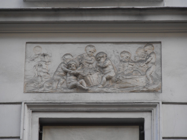 Bas relief3-Rue St Maur
