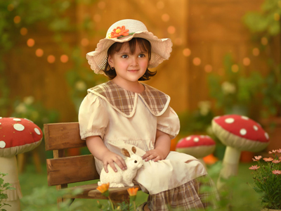 عکاسی فضای باز کودک و خانواده در حیاط نویسا استودیو