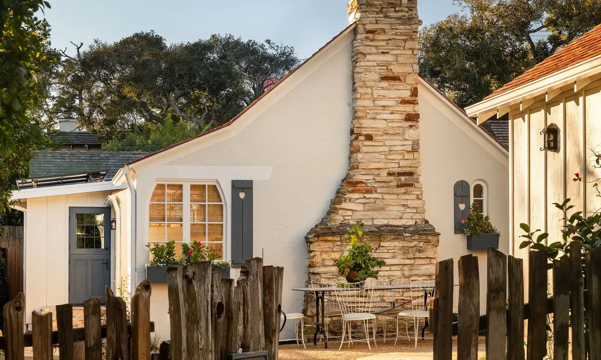 O cottage de pe malul mării redefinită: Casa fermecătoare Carmel-by-the-Sea a designerului Heidi Caillier