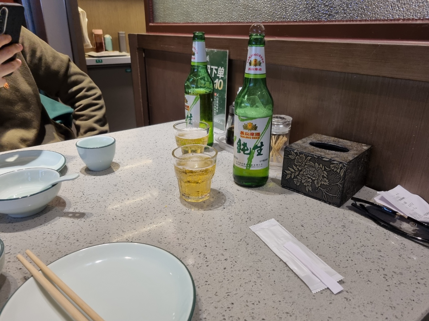 자광원 테이블 착석 후 맥주 2병