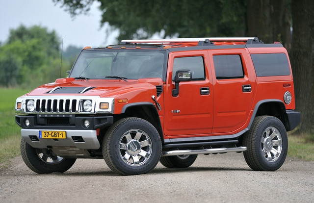 Полноразмерный рамный внедорожник Hummer H2 начали выпускать на заводе в американском штате Индиана в 2002 году. В отличие от полуармейского первого «Хаммера», вторая модель был исключительно гражданской машиной. В 2005 году у автомобиля появилась версия с кузовом пикап.

Внедорожник, созданный на общей платформе с моделями Cherolet Tahoe/GMC Yukon, оснащался двигателем V8 6.0 мощностью 321 л. с. в паре с четырехступенчатым «автоматом» и имел постоянный полный привод с понижающей передачей и блокировкамм межосевого и заднего межколесного дифференциалов. Спереди у машины была независимая торсионная подвеска, а сзади — неразрезной мост на рессорах или пневмоэлементах.Кроме завода в США, Hummer H2 собирали с 2004 года на калиниградском «Автоторе». Первоначально на российский рынок поставлялись только «серые» автомобили с полной массой автомобиля 3,9 тонны, таким образом для управления «эйч-вторым» нужны были «грузовые» права категории «C». Перед началом сборки и официальных продаж в России, масса машины была снижена и Hummer H2 был сертифицирован как легковой автомобиль.

В 2008 году была проведена модернизация модели: ее стали оснащать новым двигателем 6.2 V8 (393–409 л. с.) и шестиступенчатой автоматической коробкой передач. Однако уже в 2009 году Hummer H2 был снят с производства, а вскоре и сама марка «Хаммер» была ликвидирована.