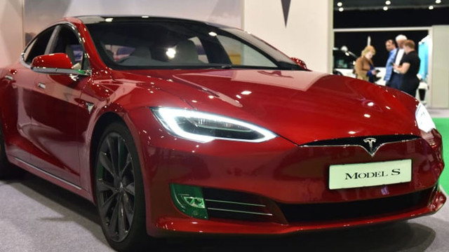 Tesla подтвердила, что снизила цену на электрокар Model S Long Range Plus 2020 года на $5000 долларов. Также компания похвасталась, что эта версия Model S получила увеличенную оценку дальности хода на одном заряде по стандарту EPA (Агентства по охране окружающей среды США) до 402 миль (647 км).Заявление о запасе хода в 402 мили остаётся неподтверждённым правительством США. Представители Агентства по охране окружающей среды не подтвердили пока заявление Tesla. А на сайте Министерства энергетики fueleconomy.gov рейтинг для Model S Long Range Plus 2020 пока не указан.

Согласно заявлению Tesla, дальность хода флагманского электрического седана компании была расширена за счёт уменьшения массы автомобиля путём использования более лёгких материалов в аккумуляторном блоке и приводах, а также применения других более лёгких компонентов. Также компания добавила функцию «удержание на холме», которая позволяет водителям оставаться на склоне, не нажимая педаль тормоза. Функция задействует рекуперативное торможение в Model S и других автомобилях Tesla, которые её поддерживают.

Первый взгляд на Huawei MatePad Pro: самый мощный Android-планшет в мире
НОВОСТИ HARDWARE
Tesla Model S Long Range Plus стала дешевле и предлагает дальность хода до 647 км
16.06.2020 [15:52],  Константин Ходаковский
Tesla подтвердила, что снизила цену на электрокар Model S Long Range Plus 2020 года на $5000 долларов. Также компания похвасталась, что эта версия Model S получила увеличенную оценку дальности хода на одном заряде по стандарту EPA (Агентства по охране окружающей среды США) до 402 миль (647 км).

John Keeble | Getty Images
John Keeble | Getty Images

Заявление о запасе хода в 402 мили остаётся неподтверждённым правительством США. Представители Агентства по охране окружающей среды не подтвердили пока заявление Tesla. А на сайте Министерства энергетики fueleconomy.gov рейтинг для Model S Long Range Plus 2020 пока не указан.

Согласно заявлению Tesla, дальность хода флагманского электрического седана компании была расширена за счёт уменьшения массы автомобиля путём использования более лёгких материалов в аккумуляторном блоке и приводах, а также применения других более лёгких компонентов. Также компания добавила функцию «удержание на холме», которая позволяет водителям оставаться на склоне, не нажимая педаль тормоза. Функция задействует рекуперативное торможение в Model S и других автомобилях Tesla, которые её поддерживают.


Ещё 29 апреля глава Tesla Илон Маск (Elon Musk) сообщил, что EPA неверно указывала прежние показатели пробега электромобилей Tesla, а на деле флагманский электрокар Model S уже способен предложить более 400 миль: «Реальный запас ход Model S составил 400 миль, но, когда мы провели последний тест EPA, к сожалению, дверь машины была оставлена открытой с ключами внутри. В результате автомобиль перешёл в режим ожидания водителя и потерял 2 % запаса хода. Поэтому тест показал 391 милю. Как только EPA вновь откроется для тестирования, мы повторим тест, и уверены, что мы достигнем 400-мильного или более высокого показателя. Но я уже могу сказать: выпускаемые в последние два месяца Model S могут предложить запас хода до 400 миль».

Между тем, агентство EPA оспаривало историю Маска и писало в мае: «Мы можем подтвердить, что EPA протестировало автомобиль должным образом, дверь была закрыта, и мы рады обсудить любые технические вопросы с Tesla, как мы обычно делаем со всеми автопроизводителями».

Кстати, номинальные показатели EPA не всегда отражают достаточно точно дальность хода автомобилей в реальных условиях. Например, Porsche Taycan Turbo S 2020 получил оценку EPA в 309 км, а Tesla Model S 2020 — в 560 км. Но при тестировании ресурсом Car & Driver на одной и той же трассе в Калифорнии автомобили показали весьма близкие результаты пробега: в Taycan — в 336 км, а Model S — в 357.