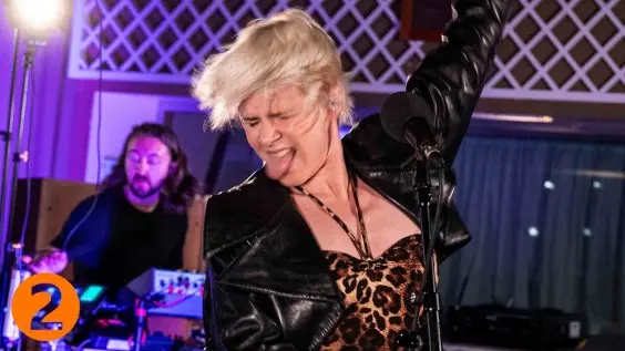 Robyn dă o nouă viață unui clasic Erasure la BBC Radio 2