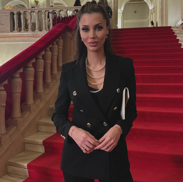 Ferariu-Roxana-Wallpapers-Insta-Fit-Bio-3.jpg