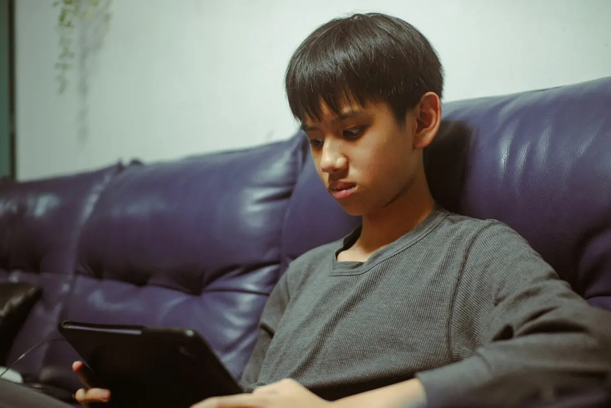 Moderate Screen Time Aids Teens' Concussion Recovery