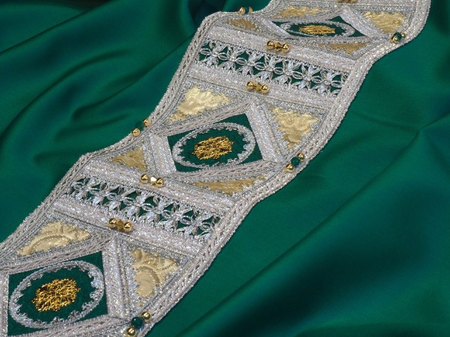 Dettaglio della veste verde LAVS di Papa Leone XIV