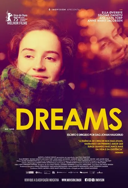 A imagem é um pôster de filme. No centro, há uma jovem com um cachecol grosso, em tons escuros e avermelhados, que parece estar em um ambiente noturno, com luzes desfocadas ao fundo.  O título do filme, "DREAMS" (Sonhos), está escrito em letras grandes e amarelas.  O nome das atrizes principais aparece acima do título em letras menores e brancas. Abaixo do título, há informações em português informando que o filme foi escrito e dirigido por Dag Johan Haugerud, e um pequeno resumo do enredo em itálico. Há também uma citação do site Indiewire. Na parte inferior, constam os créditos do filme, com os nomes de várias pessoas e empresas envolvidas em sua produção. O selo do "Urso de Ouro" do Festival Internacional de Berlim, indicando um prêmio recebido pelo filme, está presente no canto superior esquerdo.  A paleta de cores é escura e dramática, com tons roxos e vermelhos predominantes. O pôster transmite uma atmosfera misteriosa e intimista.