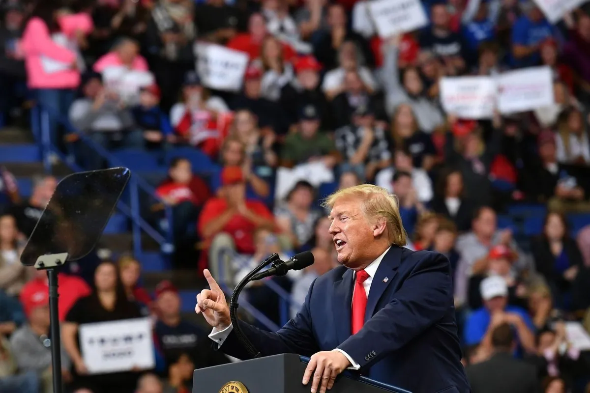 Donald Tramp sələfini Ukraynaya təmənnasız böyük həcmdə silah ötürməkdə günahlandırıb