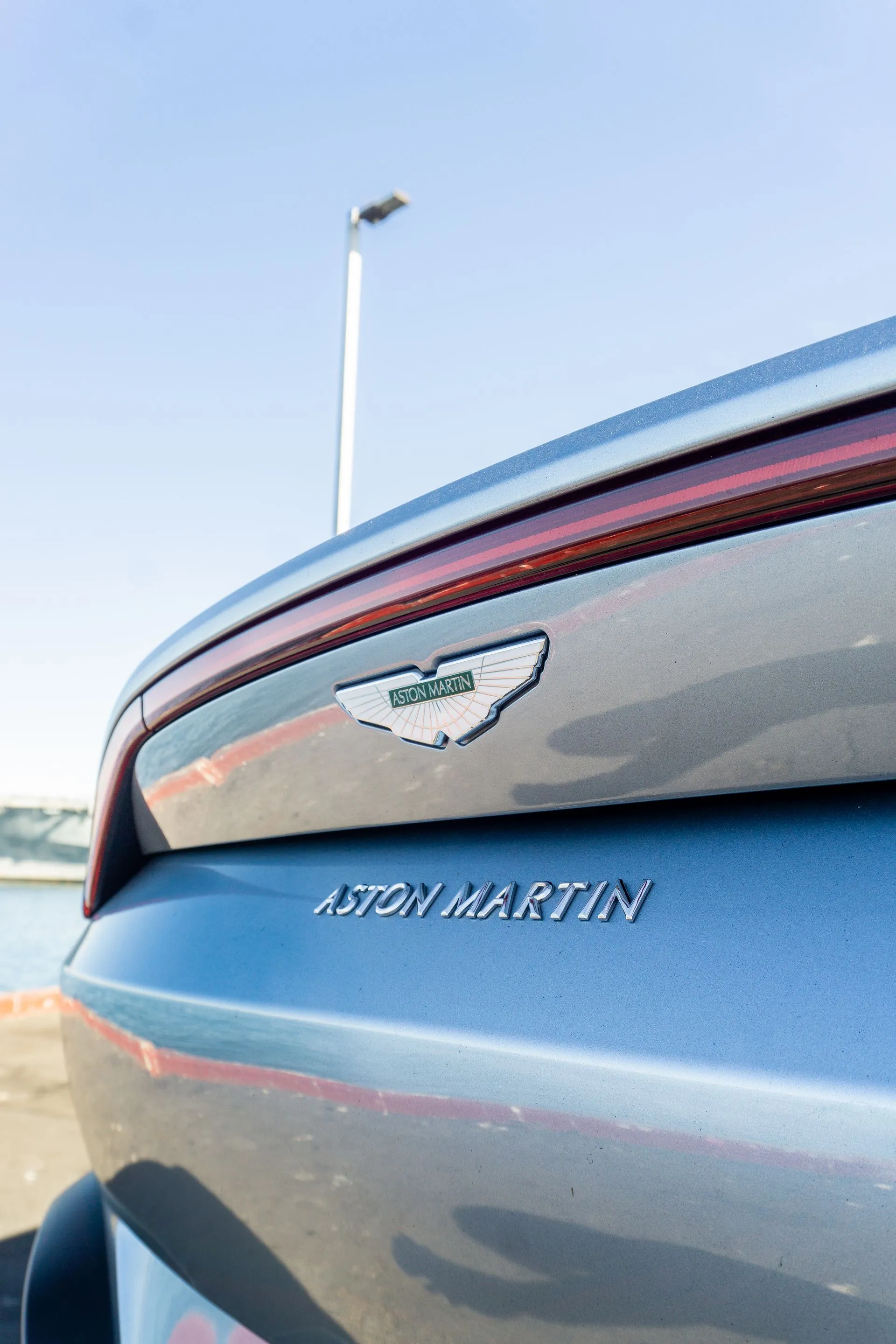 Aston Martin Vantage photo 4