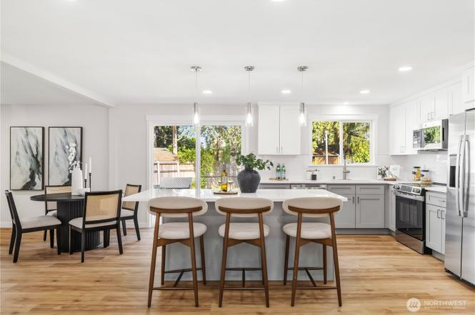 White shaker cabinet and quartz island