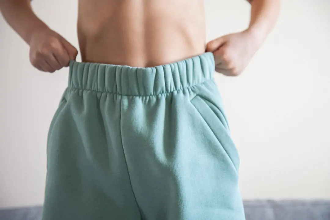 Pantalonii de înălțime scăzută ai lui Brooks Nader îi fac să arate și mai îndrăzneală