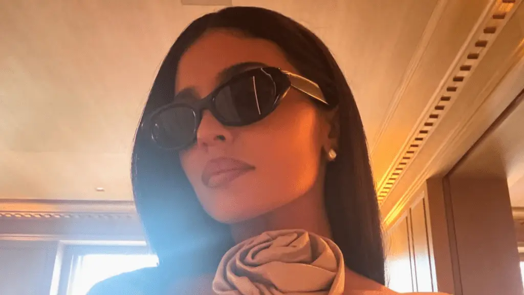 Kylie Jenner se stinge în costumul vintage Gucci