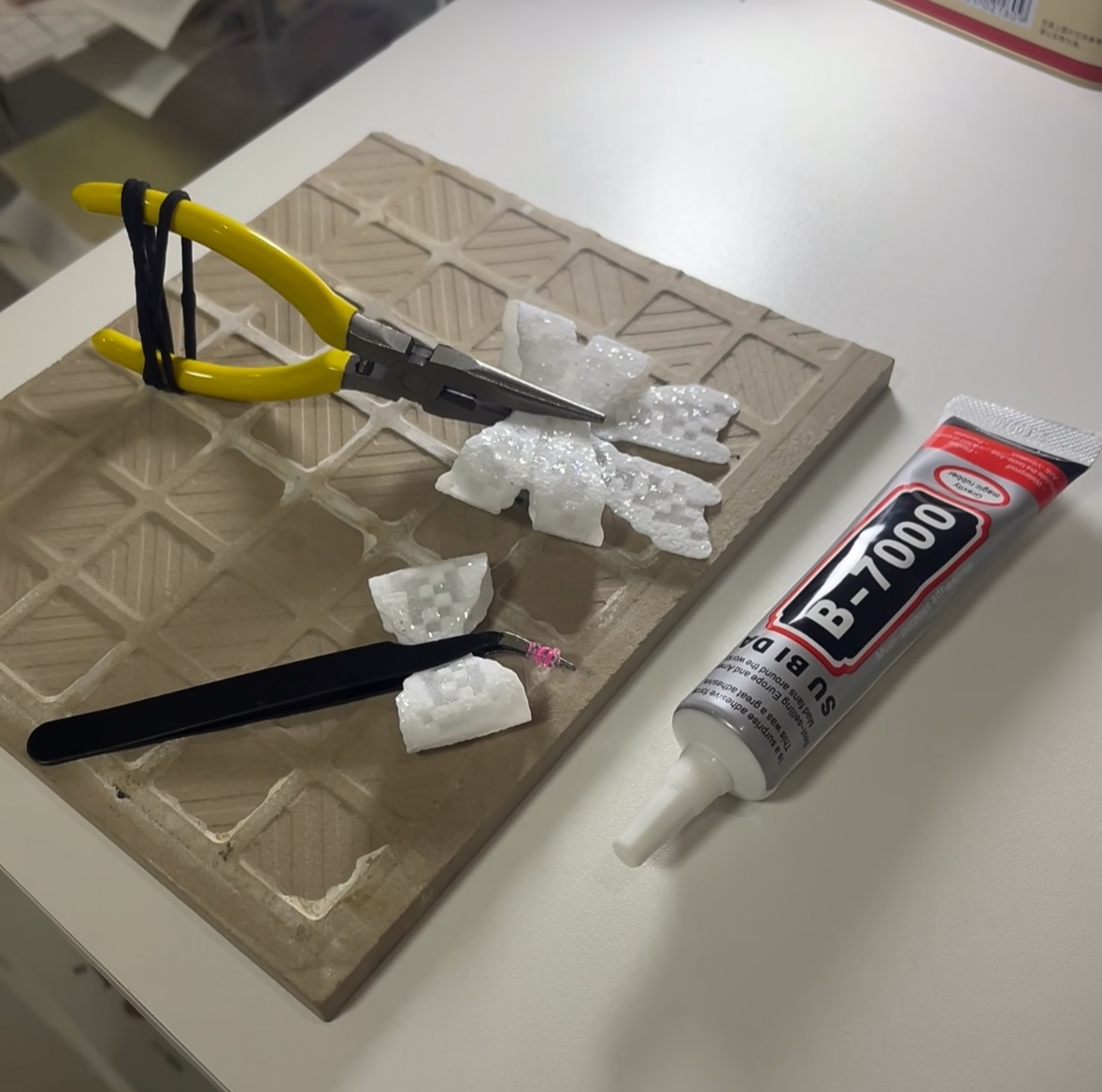 Edge reinforcement with extra beads and applying clear craft glue on gaps to prevent breaking and loosening