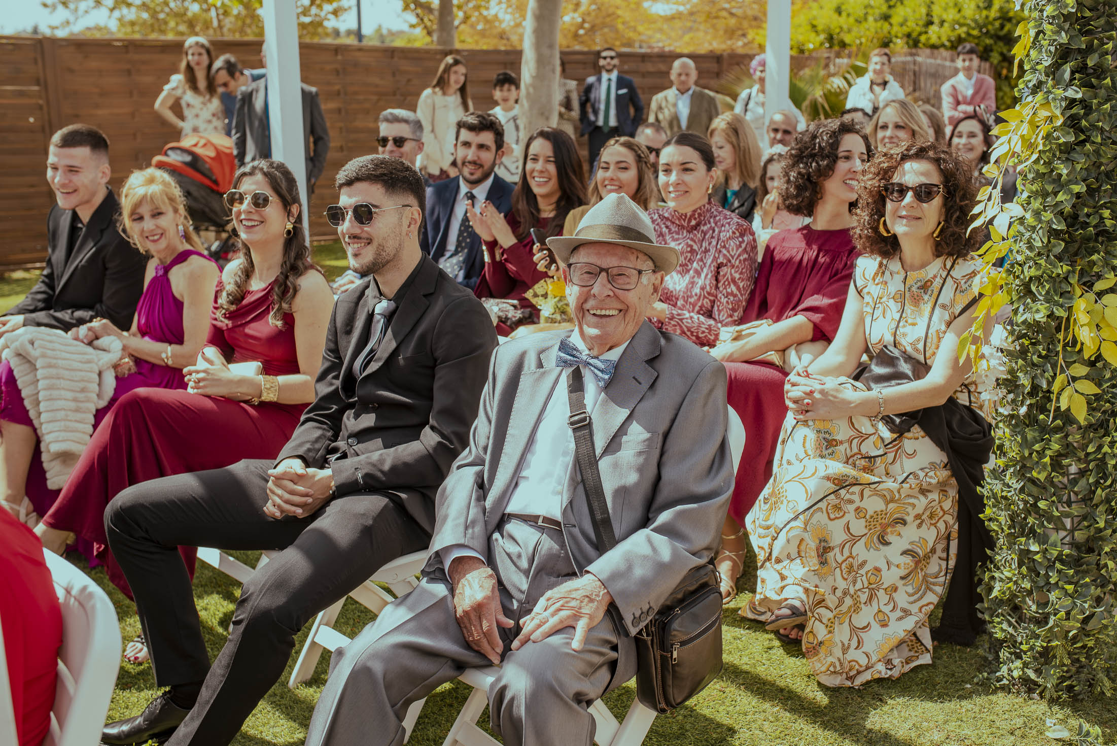 Invitados disfrutando de la celebración en un reportaje de boda documental