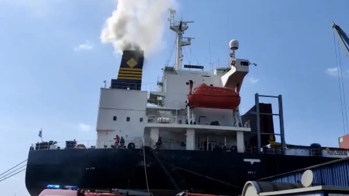 UPDATE: Incendiu puternic la bordul unei nave în Portul Midia. Pompierii au intervenit cu mai multe autospeciale. Ce a ars