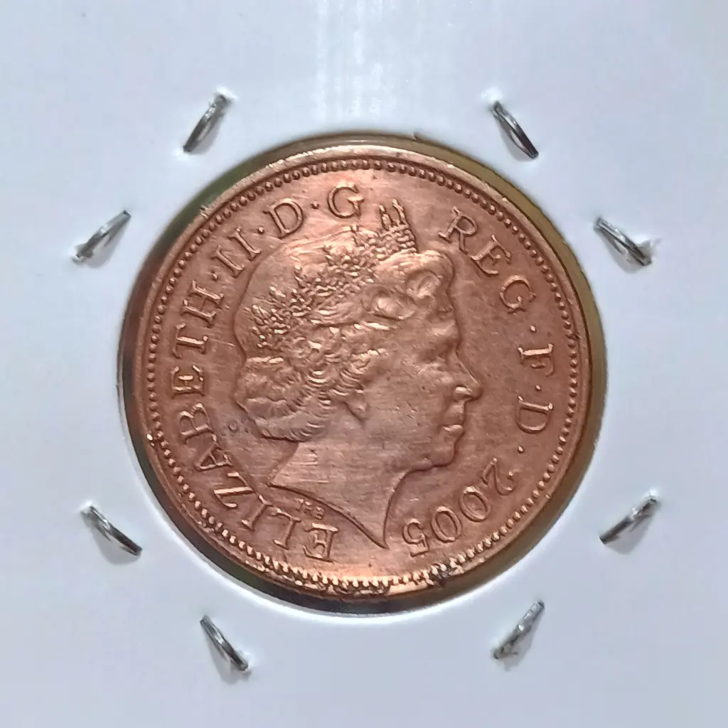 Moeda do Reino Unido 2 Pence 2005 MBC | Rainha Elizabeth II – KM# 987 - Foto 2