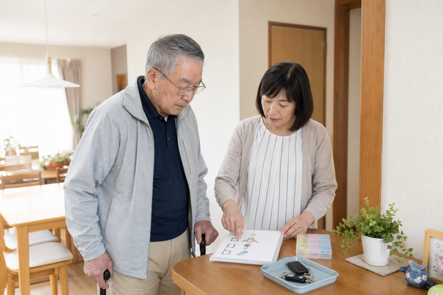 鍵の置き場所や手順を決め家族と外出準備を確認する高齢者