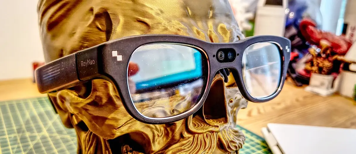 AI-Powered Smart Glasses Make a Technical Splash