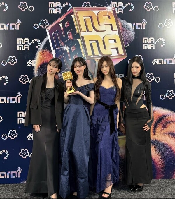 에스파, '2025 MAMA 어워즈' 3관왕... 우아한 드레스→카리스마 무대 의상 '팔색조 매력'