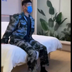 黑袜兵哥假期约干伪娘