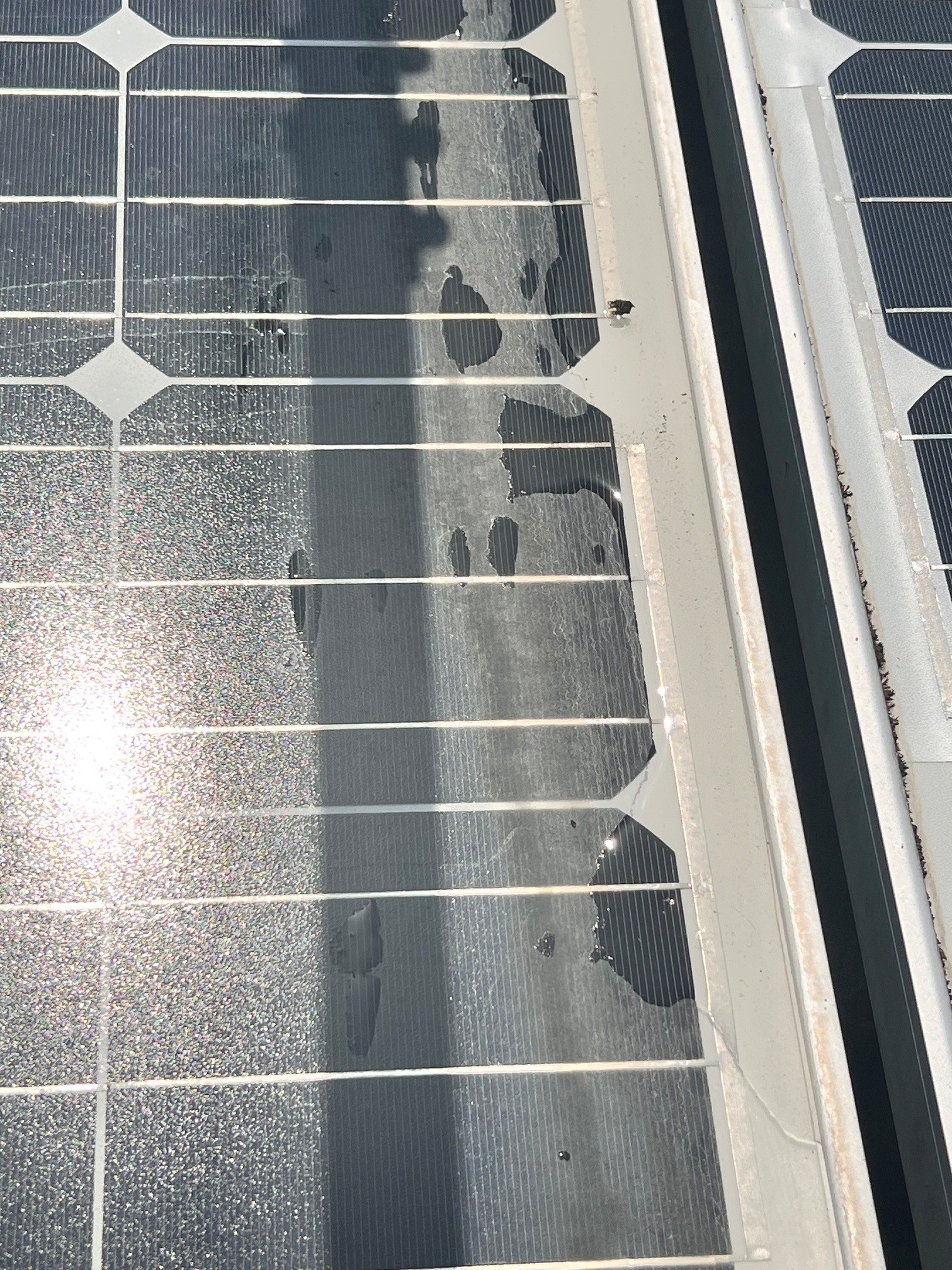 Verkalkter, poröser Rand am unteren Modulrand – schmutzanfällige Ablagerung an einem Solarmodul in Bergisch Gladbach